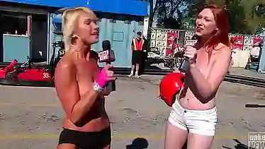 Голый оптимизм сексуальных сучек в ежедневных новостях топлес