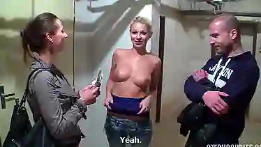 Блондинку с приятелем развели на групповушку за деньги на парковке