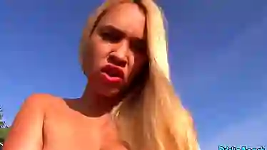 Если красивой блондинке дать денег, то она готова сосать хуй и ебаться