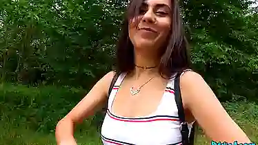 Порно с красивой девушкой и пикапером в лесу за хорошие деньги