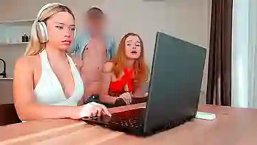 И как только жена не заметила, как мы трахаемся за спиной у неё — русская измена рядом