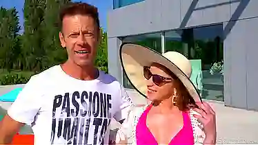 Гламурная куколка с бездонной задницей трахается в два члена с мужиками