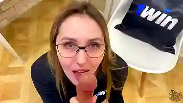 Мамка Алина завидует умению пасынка колотить бабки и готова на инцест секс ради кэша