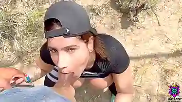 Сняла лосины и дала вылизать пизду с жопой перед еблей на свежем воздухе