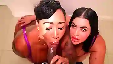 Двух толстушек поимеет смачно за большую сочную пиццу на халяву бабам