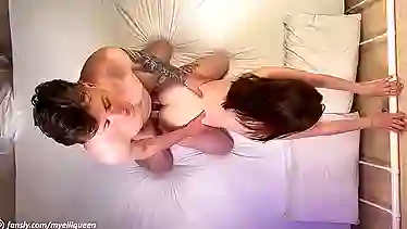 Супруга радует мужа утренним сексом, стонет громко и кончает мощно от члена в писе