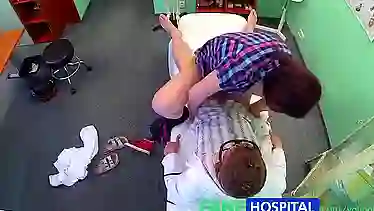 Сосет у доктора и трахается с ним в кабинете