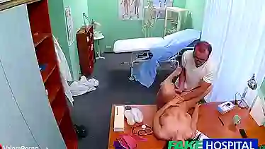 Гинеколог лижет пизду пациентки и ебет красотку на столе